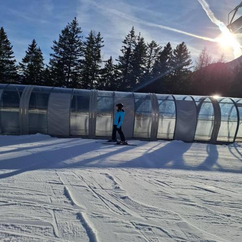 Bub fährt auf der Piste