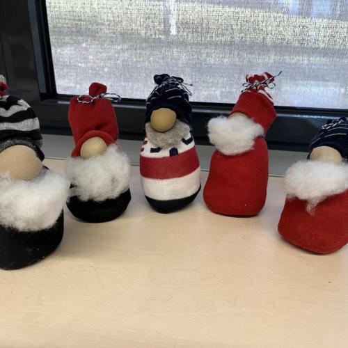 Fünf gebastelte Wichtel aus Stoff