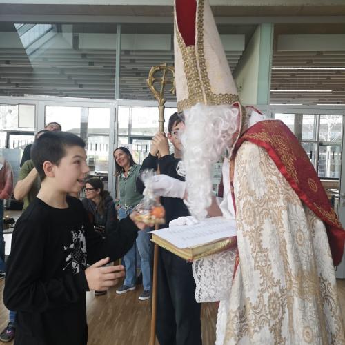 Nikolaus überreicht Schüler Geschenk