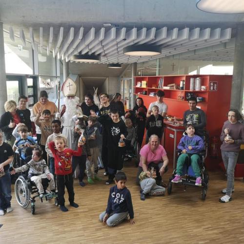 Der Nikolaus mit vielen SchülerInnen