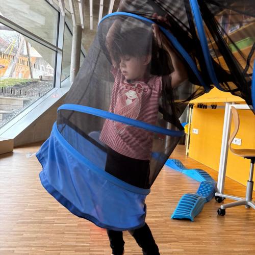 Kind versteckt sich in einem Tunnel