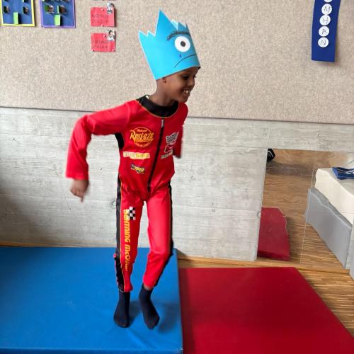 als Rennfahrer verkleidetes Kind