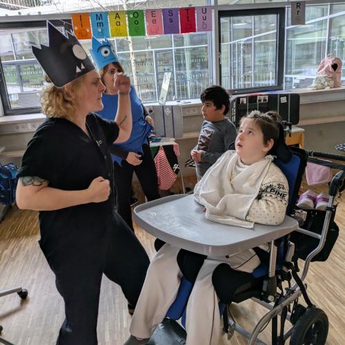 Kinder und Erwachsene tanzen