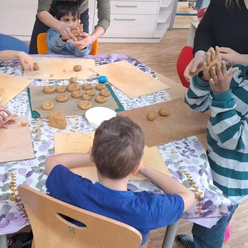 Kinder beim formen von Ton-Eierformen