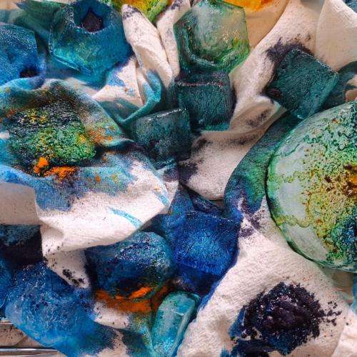 Stofffärben mit Eiswürfel (Blau, grün)