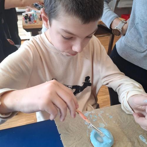 Kind beim Glasieren von einem Eierbecher