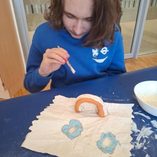 Schüler beim Glasieren von Tonarbeiten