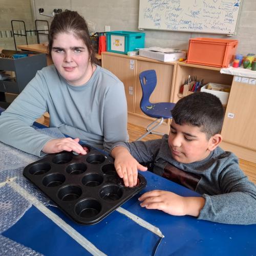 Zwei SchülerInnen filzen 