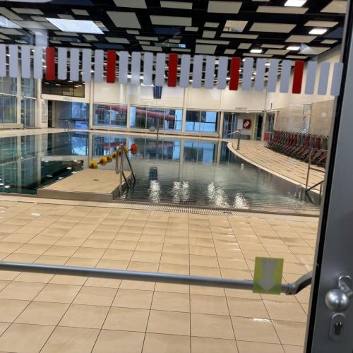 Schwimmbad fast leer