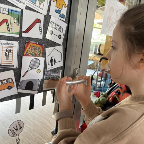 Schautafel mit Symbolen in der Klasse