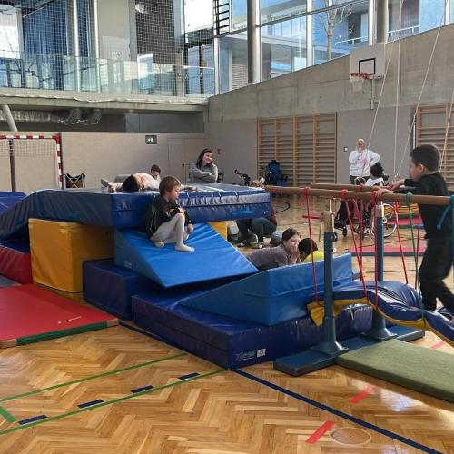 Kinder klettern über die Bewegungslandschaft