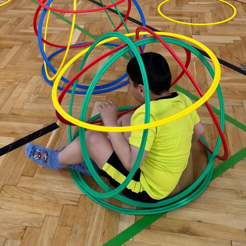 Kind mit bunten Reifen