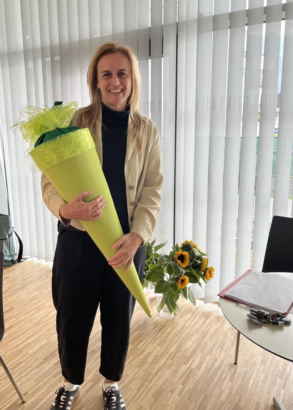 Direktorin mit riesiger Schultüte