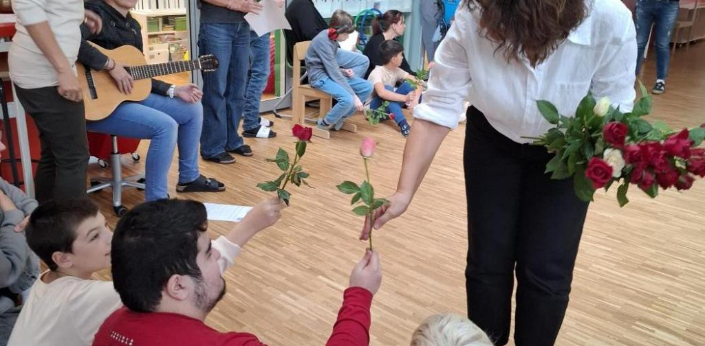 Direktorin bekommt von jedem Kind eine Rose
