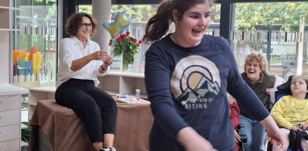 Schülerin freut sich, dass sie ein Geschenk übergeben durfte